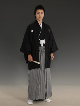 Novio tradicional japonés llevando un montsuki con una hakama (Fuente: http://www.watabe-wedding.co.jp/trend/kyoto/kamon.jpg)